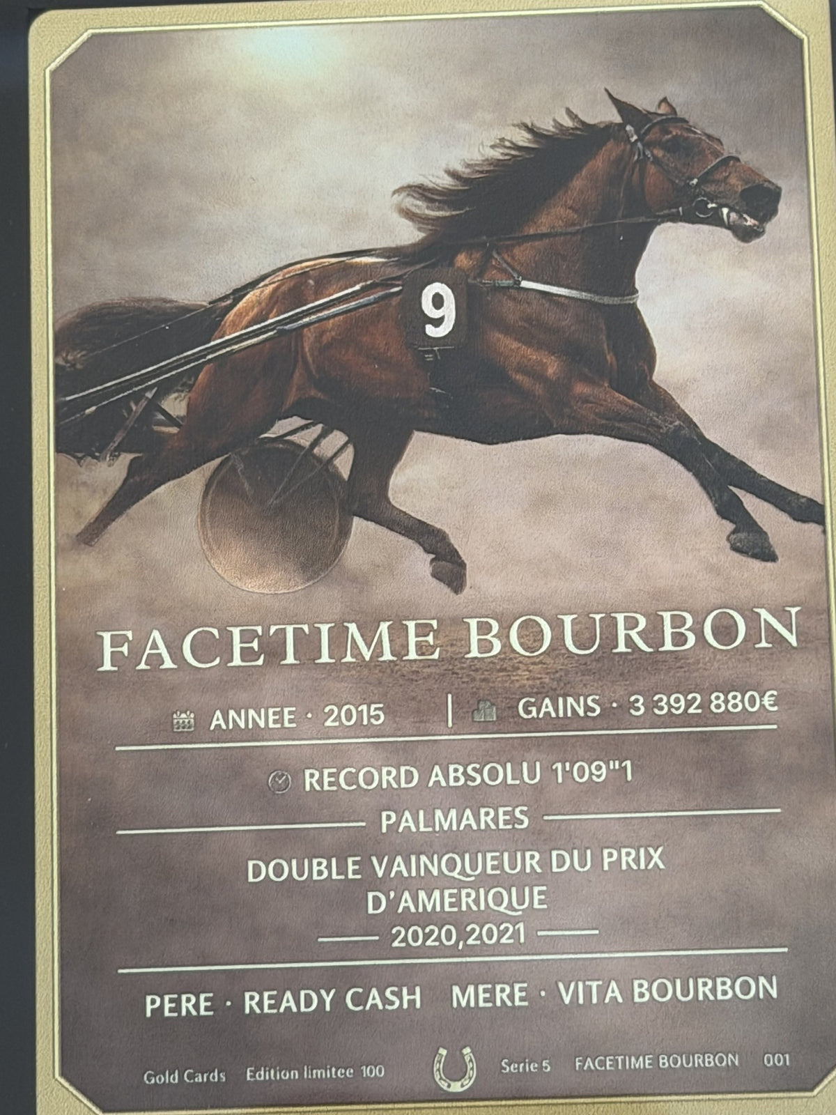 Gros plan sur la carte Gold Card Face Time Bourbon