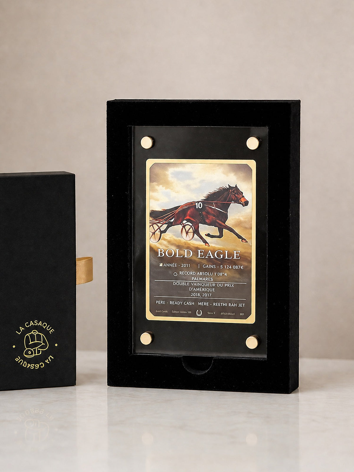 Gold Card Bold Eagle présentée debout dans son écrin