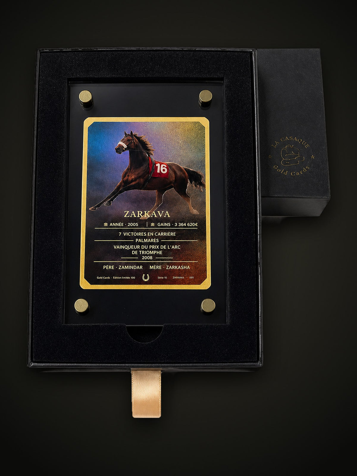 Gold Card Zarkava dans son écrin, fond sombre
